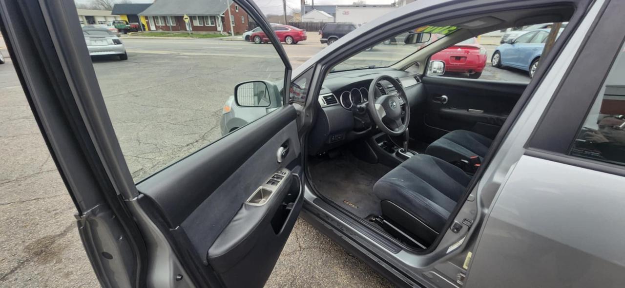 Nissan Versa 1.8 S Hatchback 2010