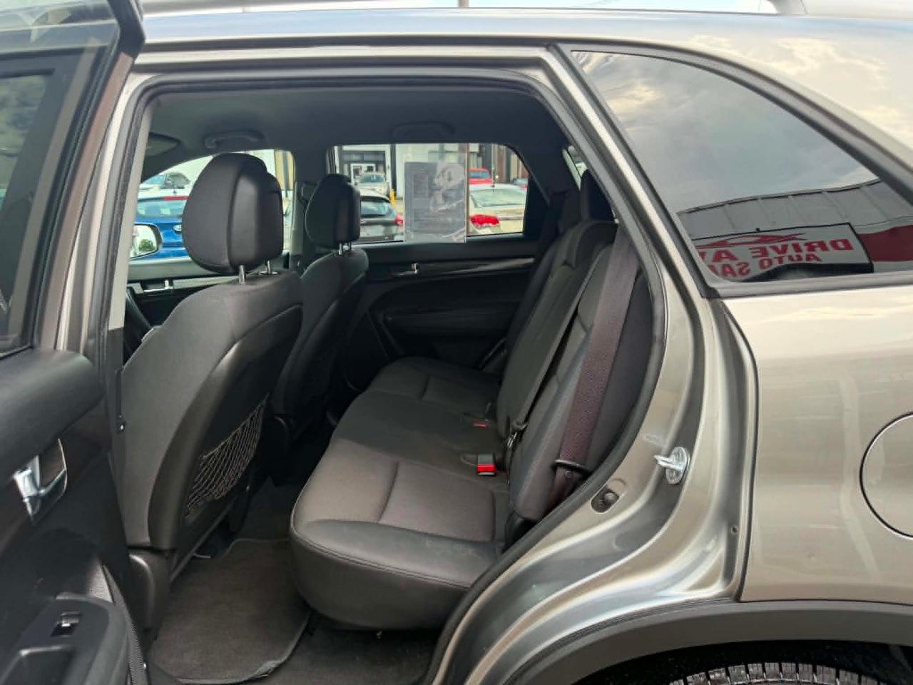 Kia Sorento LX 2WD 2011