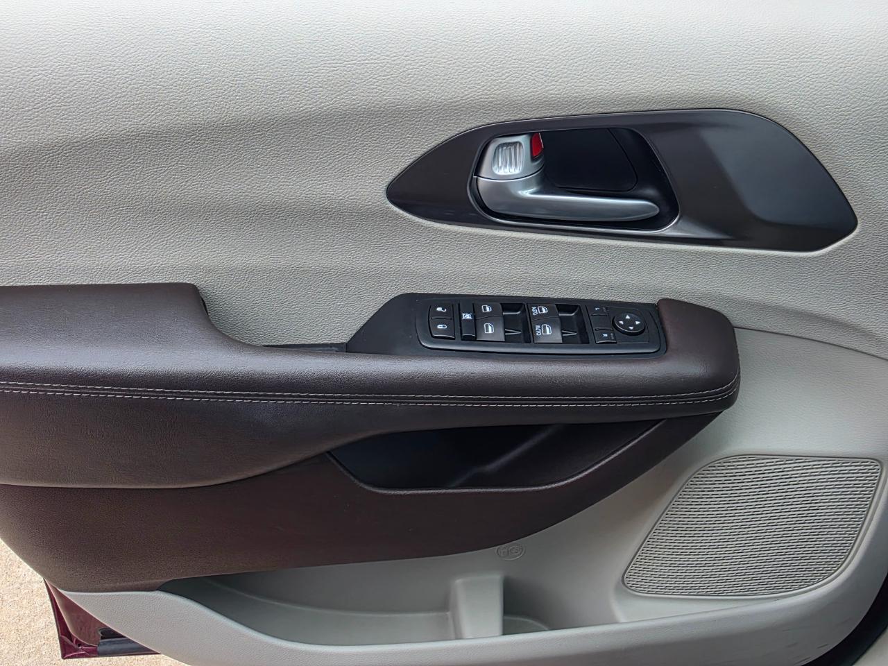 Chrysler Pacifica LX 2017