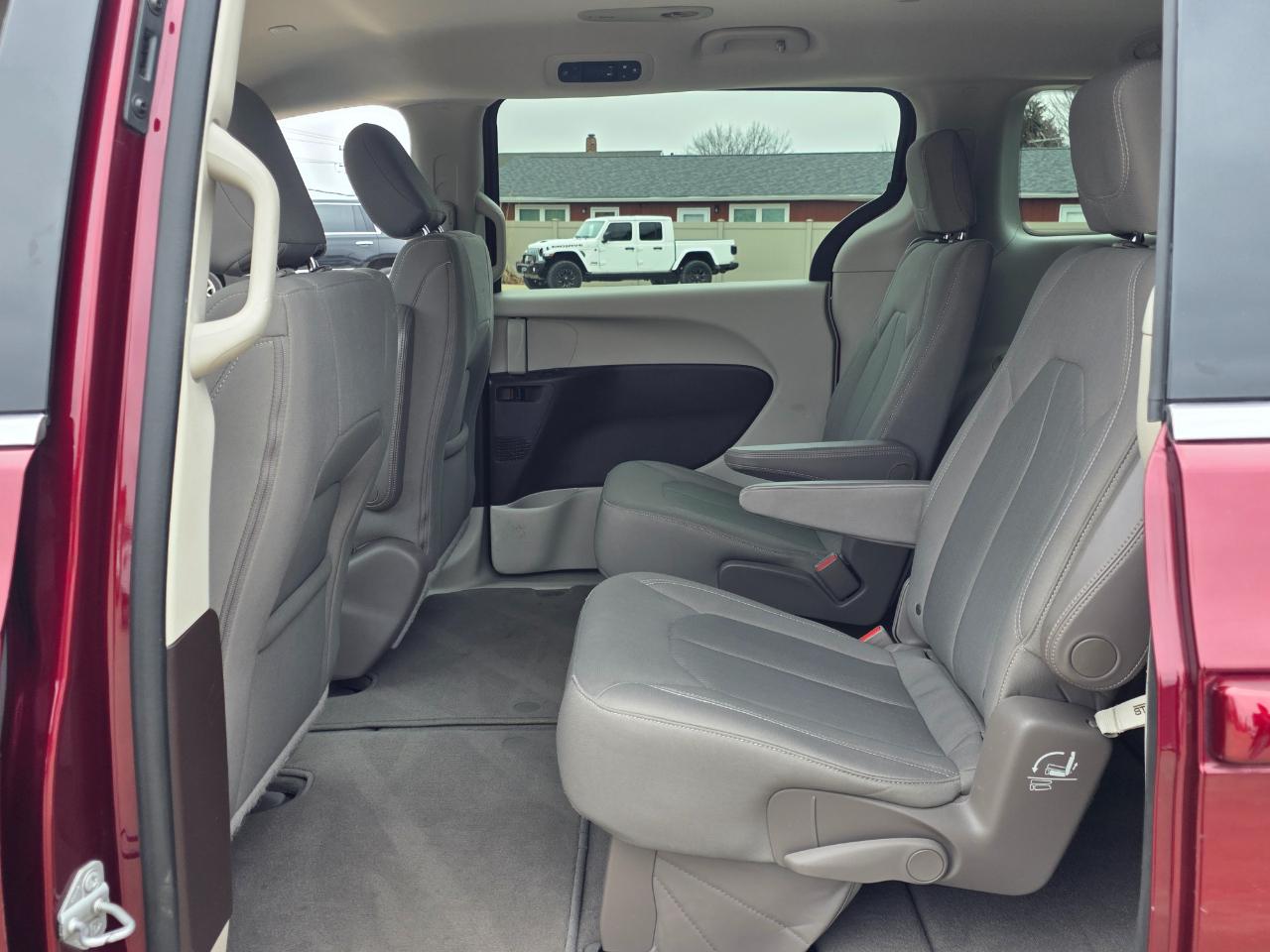 Chrysler Pacifica LX 2017