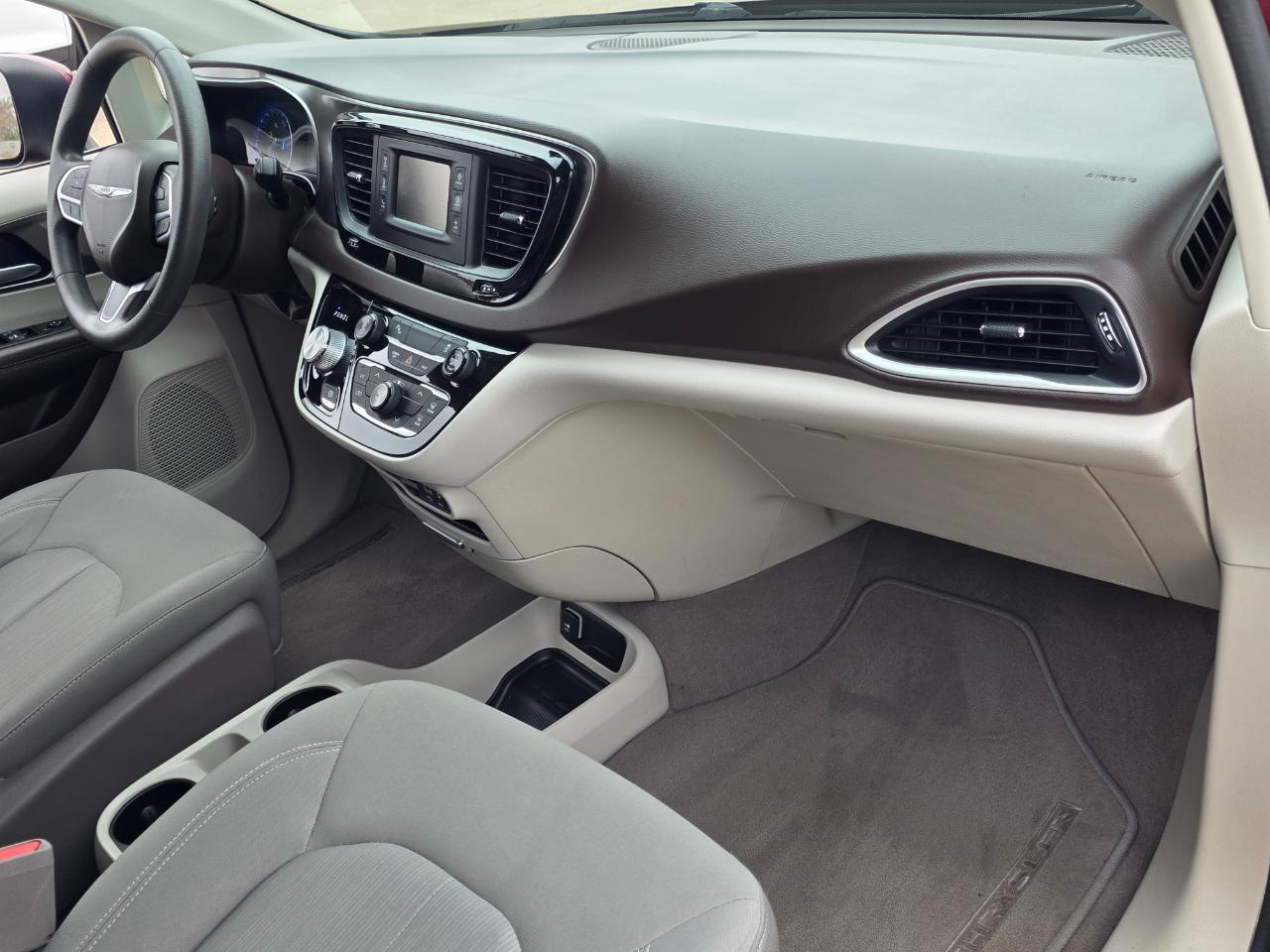 Chrysler Pacifica LX 2017