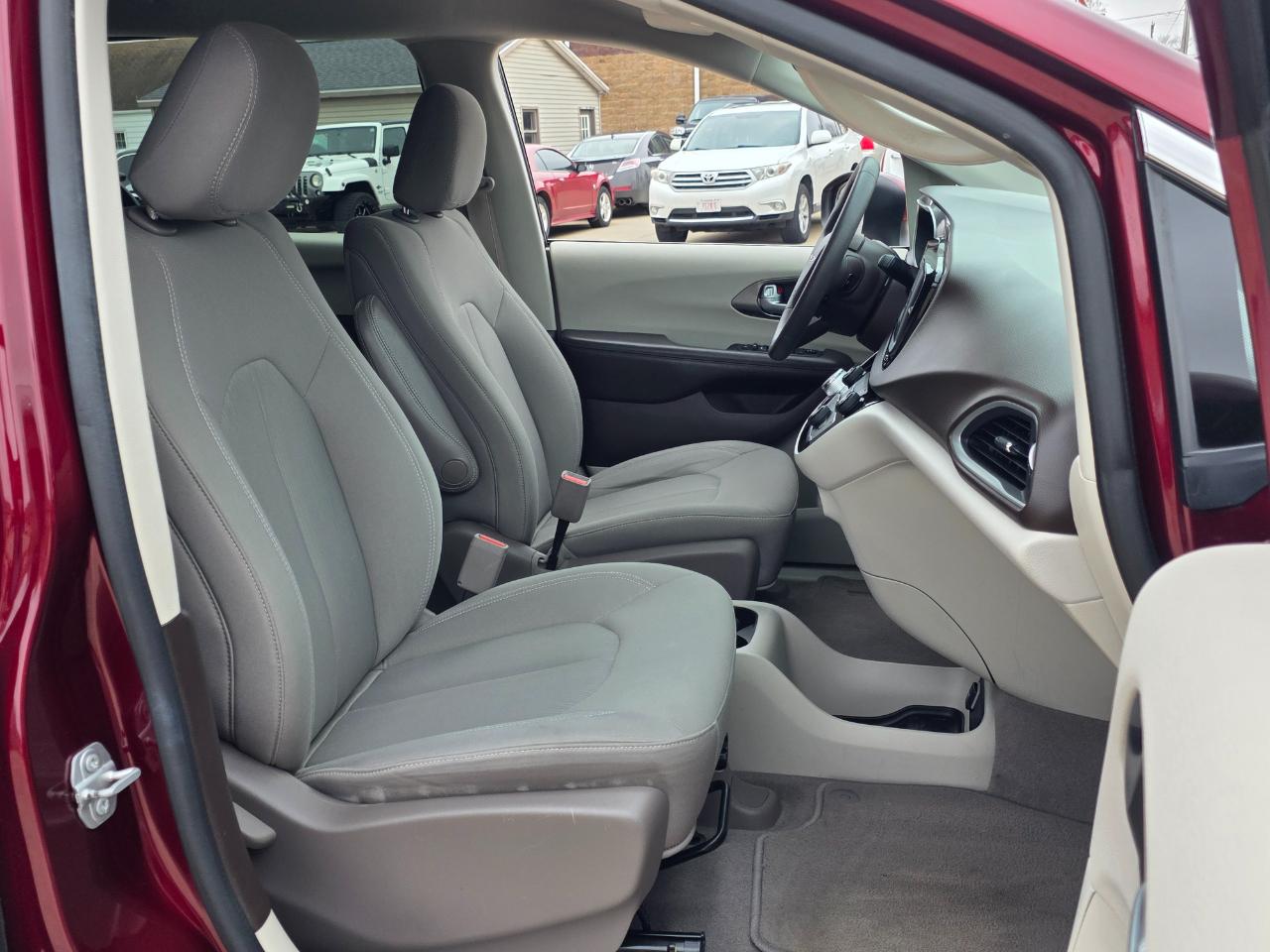 Chrysler Pacifica LX 2017