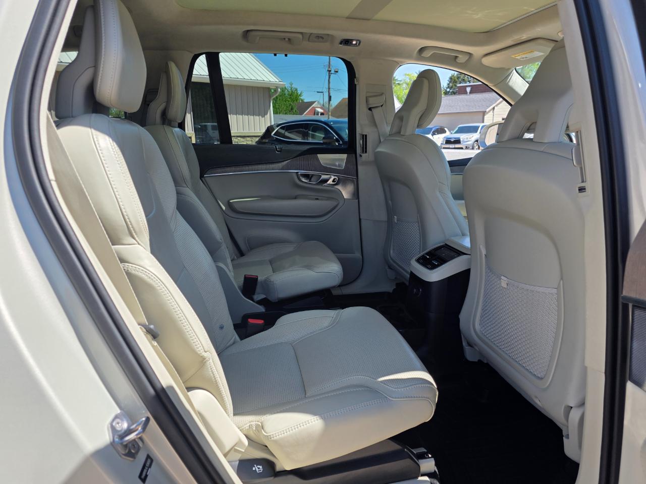 Volvo XC90 T8 Inscription Hybrid w/6 Passenger Seating 2020