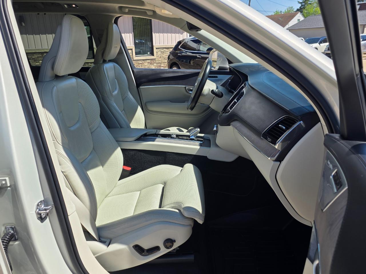 Volvo XC90 T8 Inscription Hybrid w/6 Passenger Seating 2020