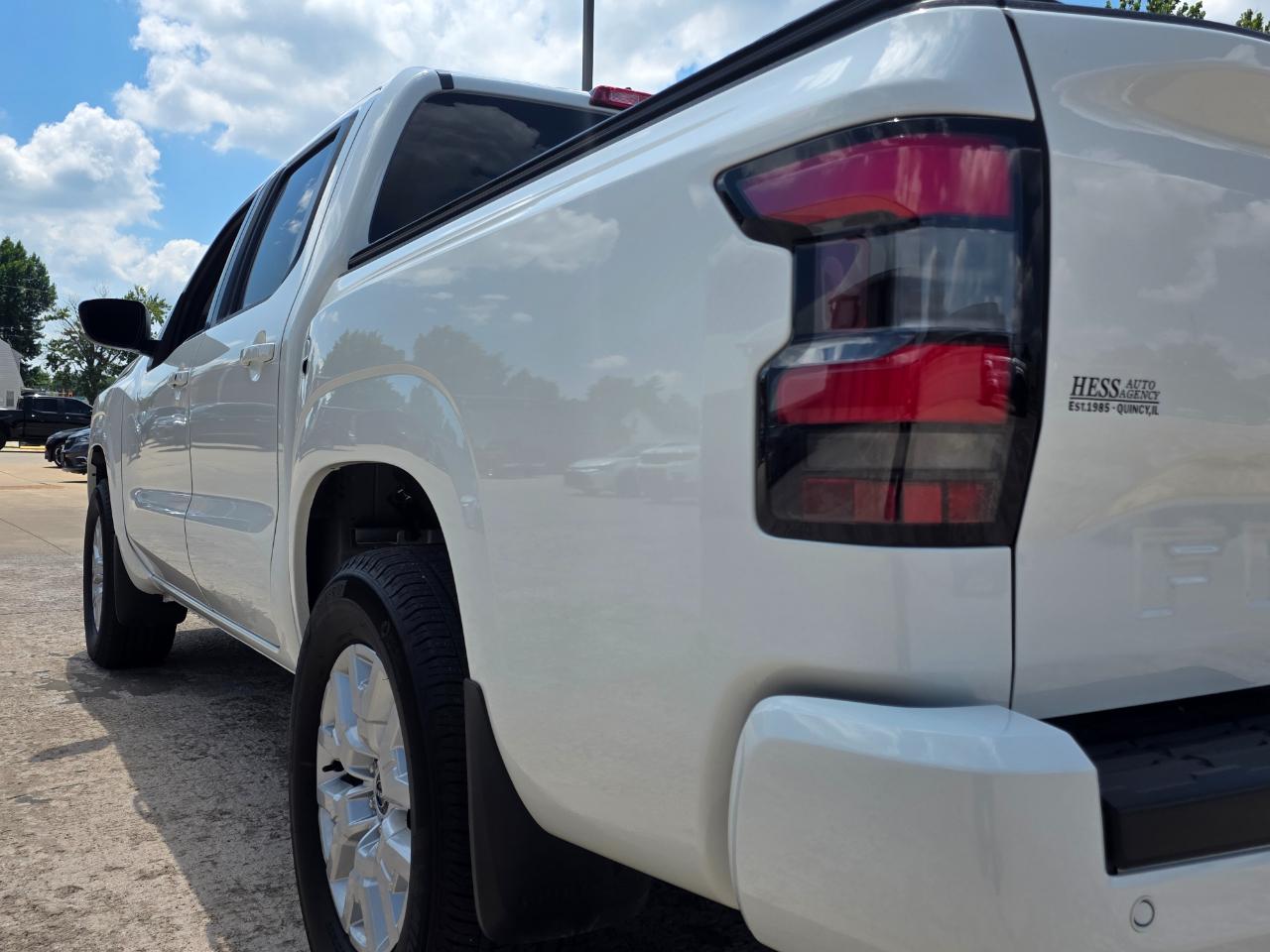Nissan Frontier SV Crew Cab 4WD 2023