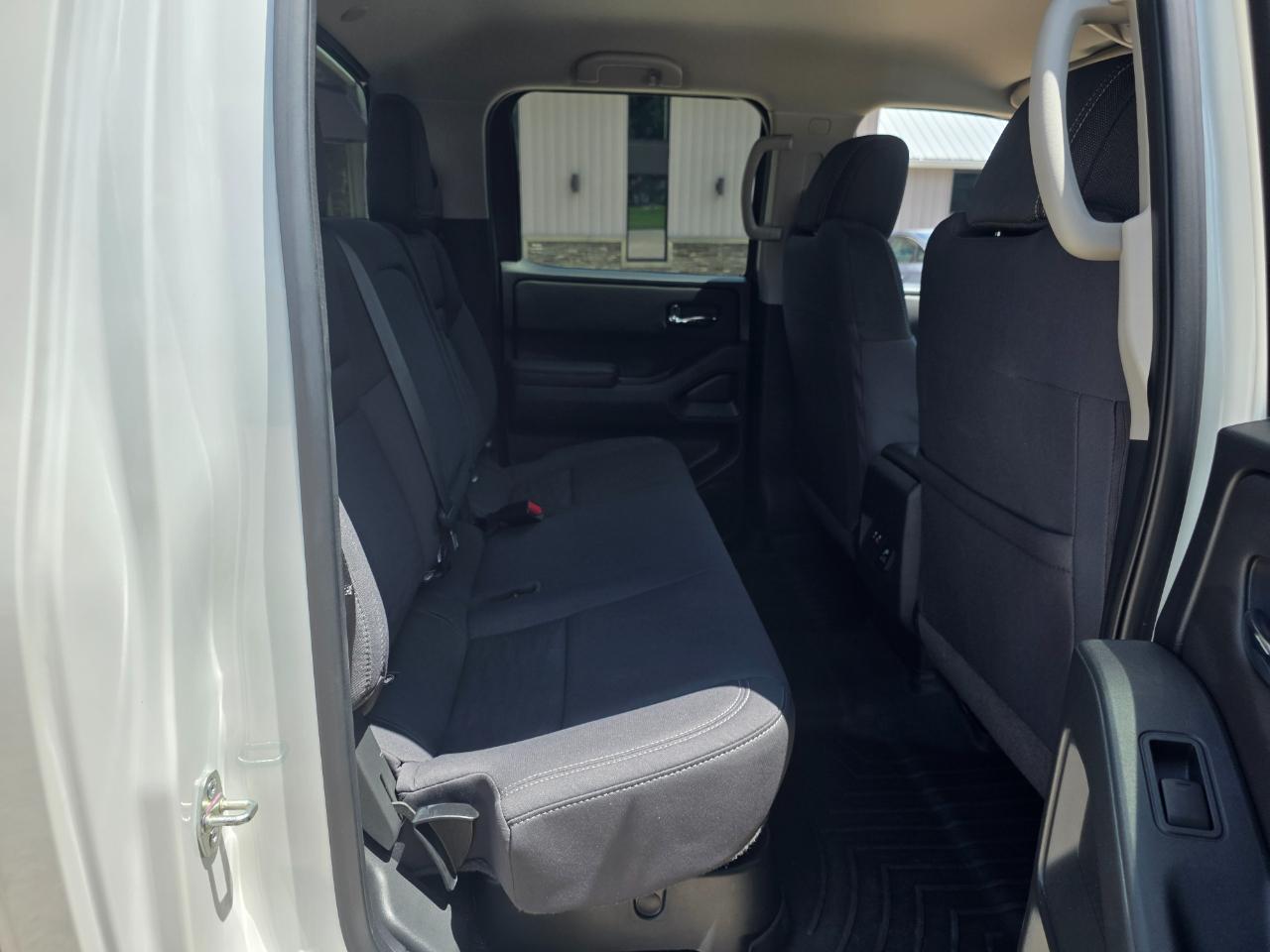 Nissan Frontier SV Crew Cab 4WD 2023