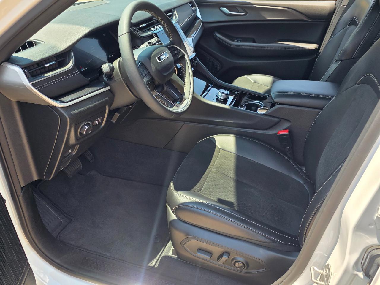Jeep Grand Cherokee L Laredo 4WD 2023