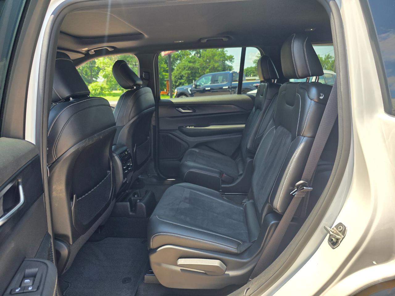 Jeep Grand Cherokee L Laredo 4WD 2023
