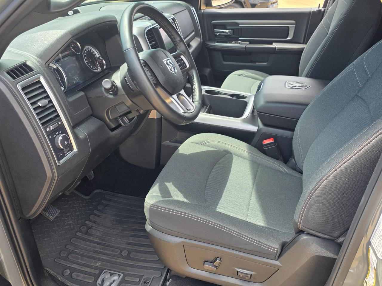 RAM 1500 Classic Tradesman Crew Cab SWB 4WD 2022