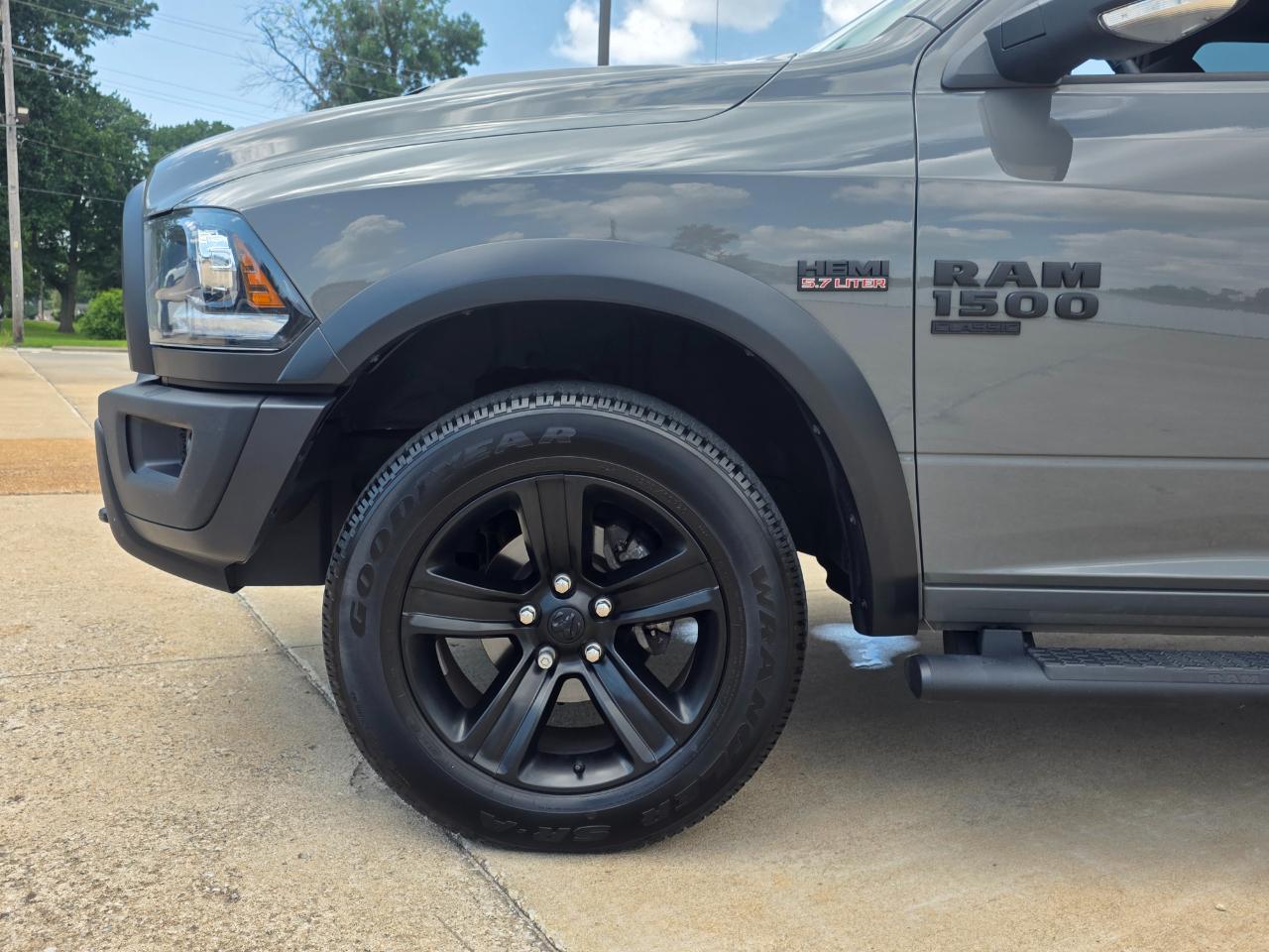 RAM 1500 Classic Tradesman Crew Cab SWB 4WD 2022