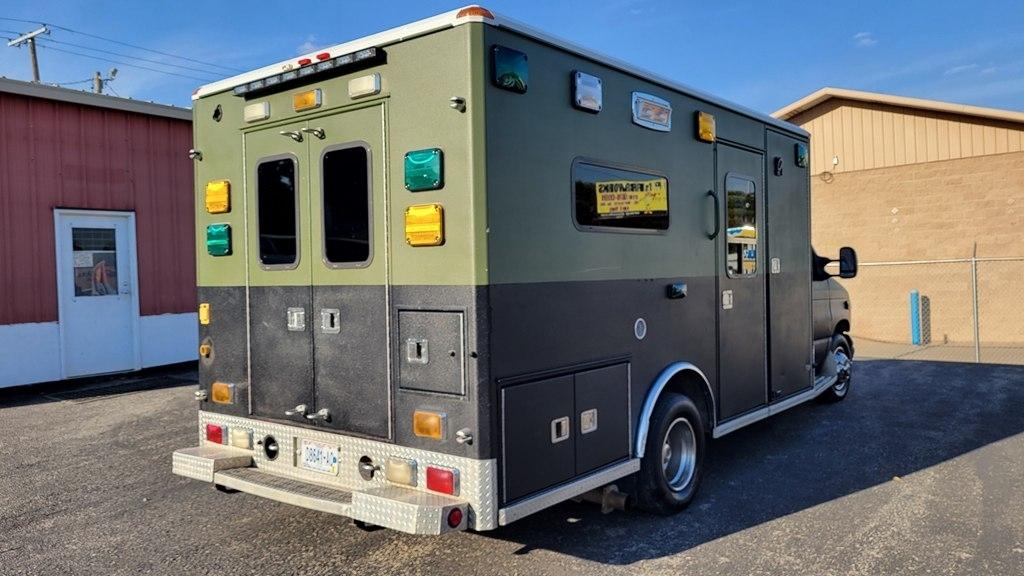 Ford Econoline Commercial Cutaway E-450 Super Duty 158" WB DRW 2003
