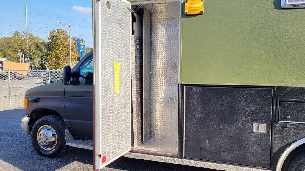 Ford Econoline Commercial Cutaway E-450 Super Duty 158" WB DRW 2003