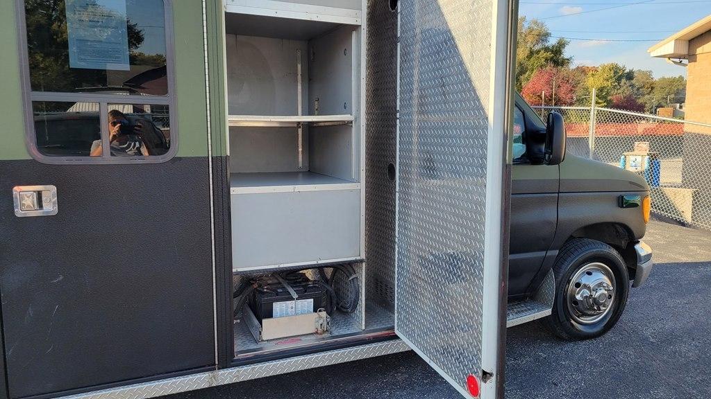 Ford Econoline Commercial Cutaway E-450 Super Duty 158" WB DRW 2003