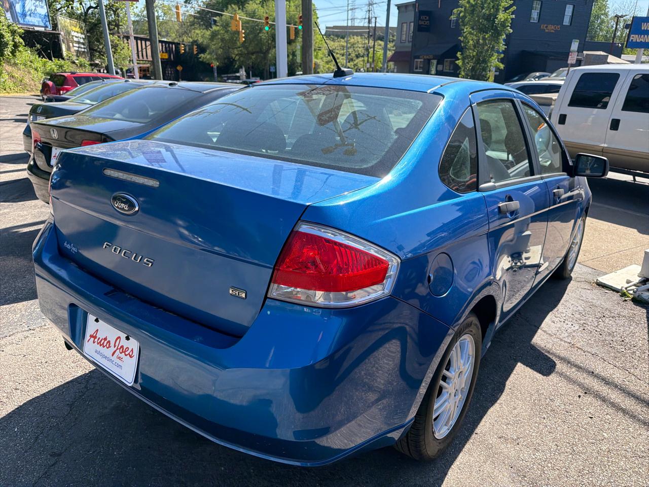Ford Focus SE Sedan 2010