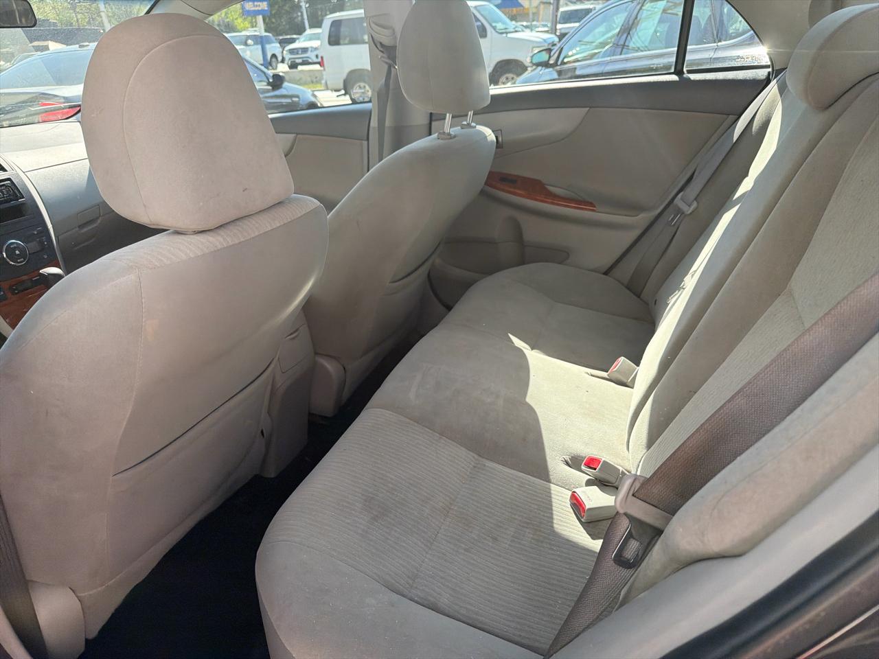 Toyota Corolla Base 5-Speed MT 2010