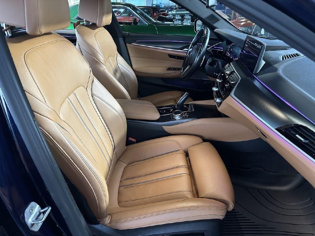 BMW 5-Series M550i xDrive 2021