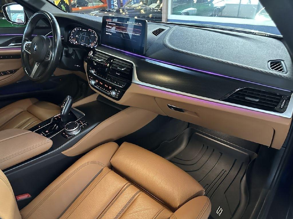 BMW 5-Series M550i xDrive 2021