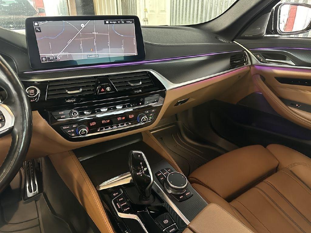 BMW 5-Series M550i xDrive 2021