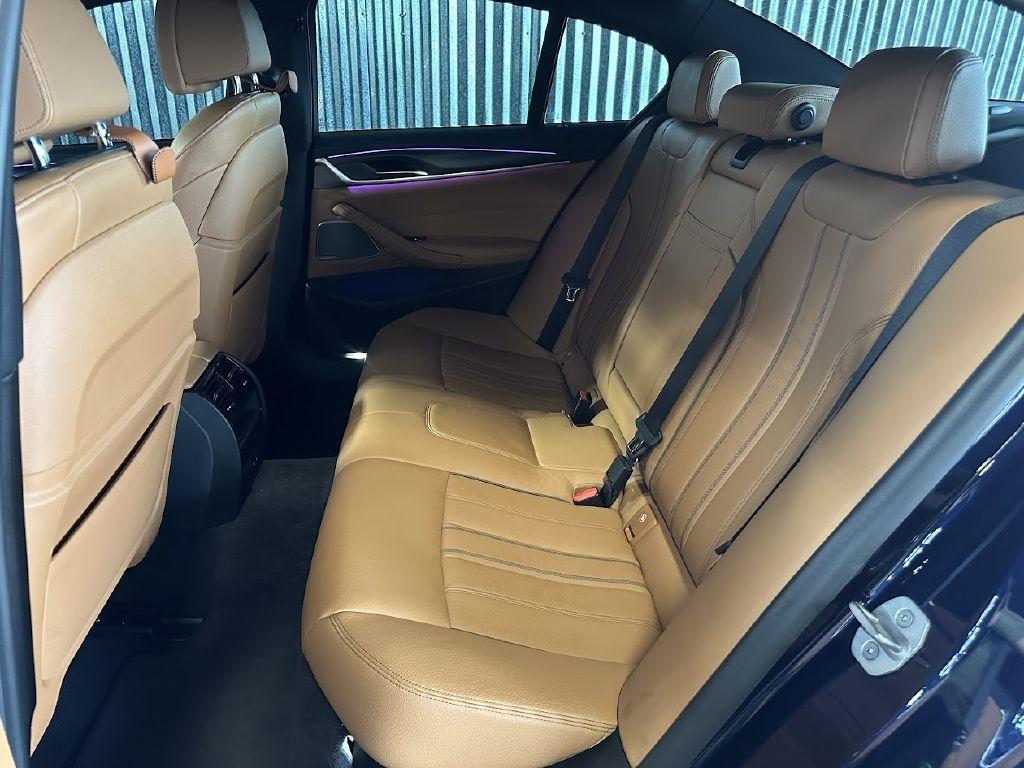 BMW 5-Series M550i xDrive 2021