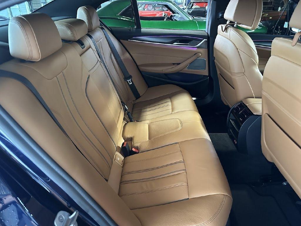 BMW 5-Series M550i xDrive 2021