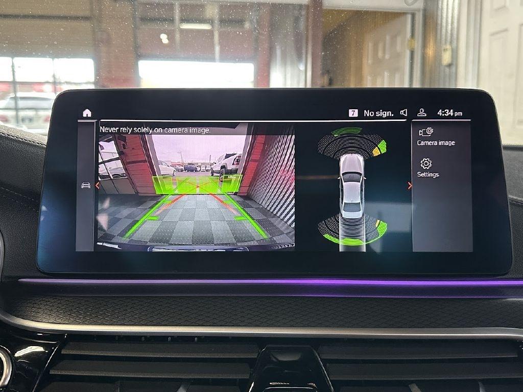 BMW 5-Series M550i xDrive 2021