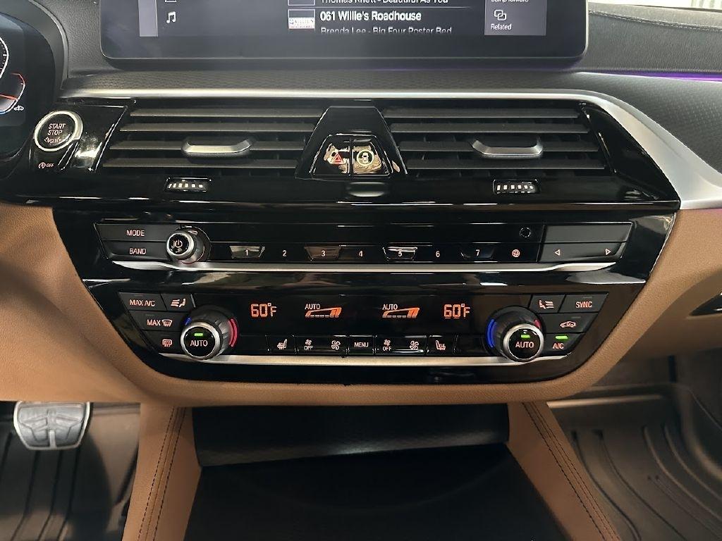 BMW 5-Series M550i xDrive 2021