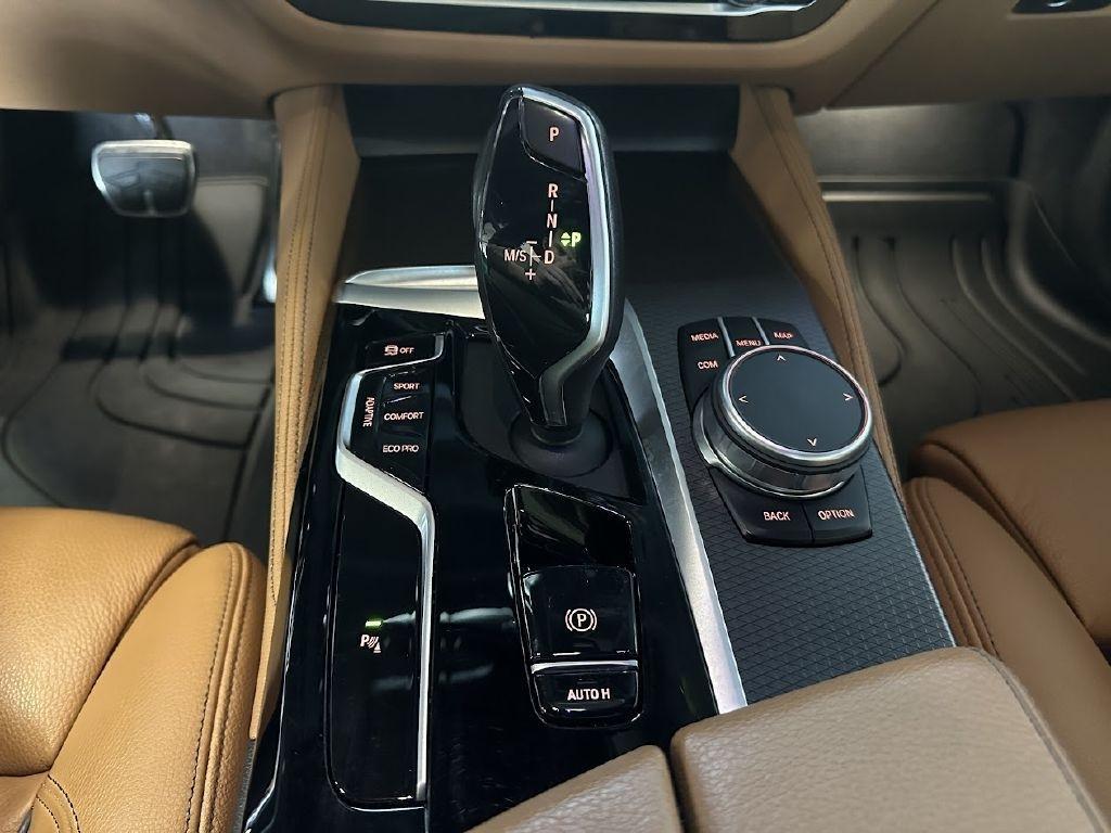 BMW 5-Series M550i xDrive 2021