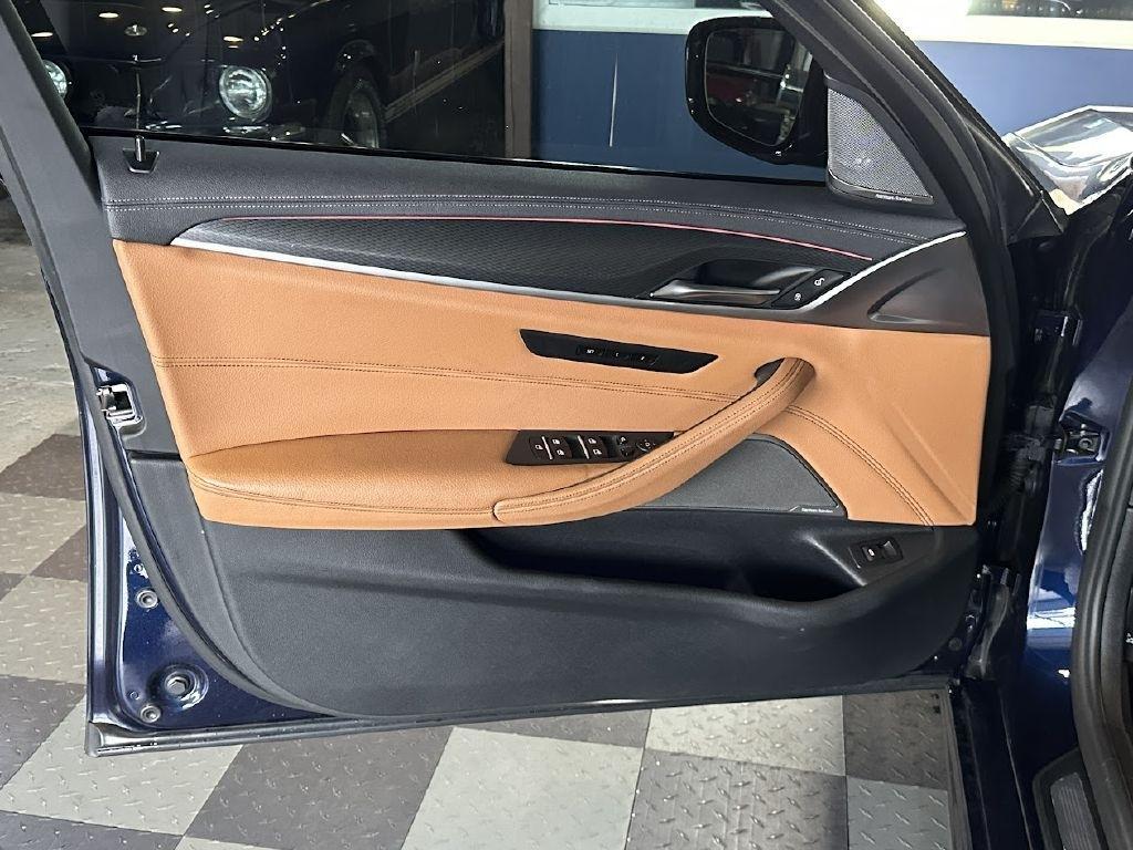 BMW 5-Series M550i xDrive 2021