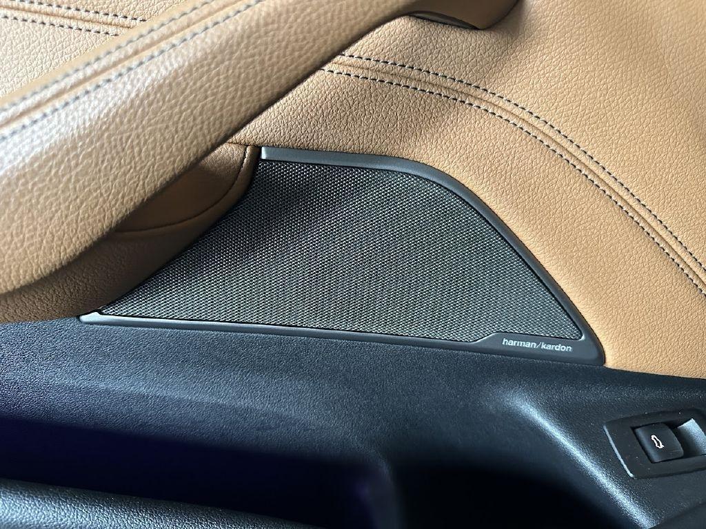 BMW 5-Series M550i xDrive 2021