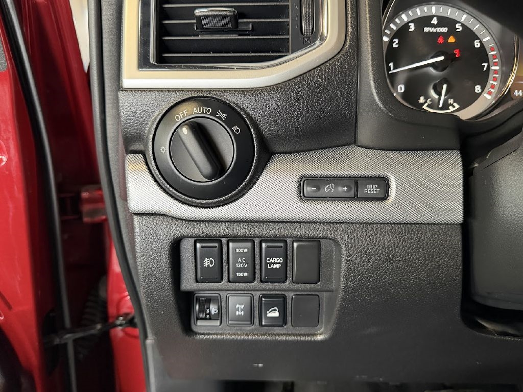 Nissan Titan SV Crew Cab 4WD 2018 Nissan Titan SV Crew Cab 4WD 2018