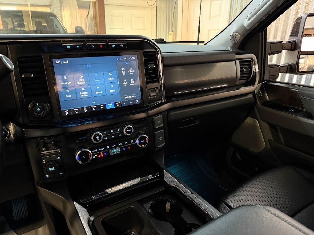 Ford F-350 SD Lariat Crew Cab LWB 4WD 2023