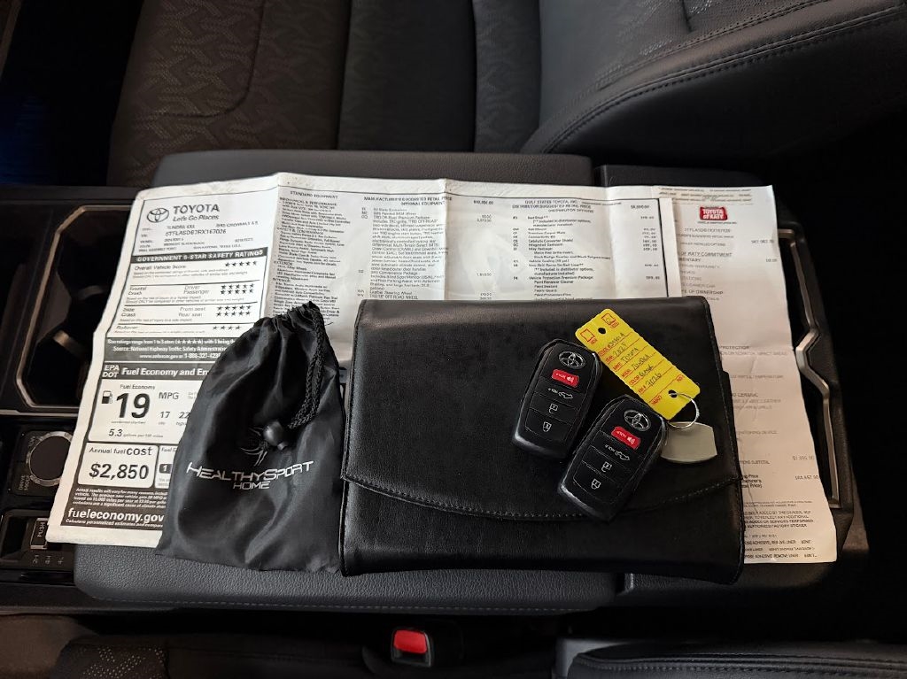 Toyota Tundra SR5 CrewMax 4WD 2024