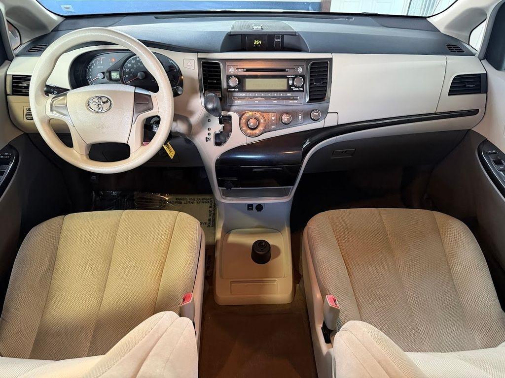 Toyota Sienna FWD 7-Passenger V6 2012