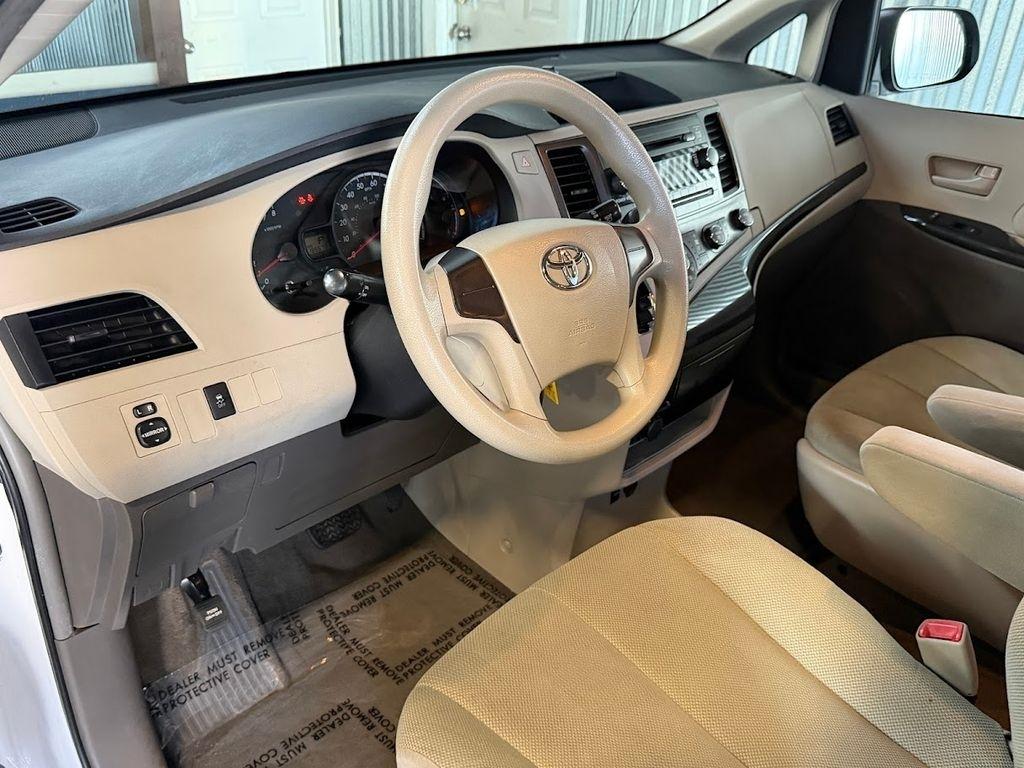 Toyota Sienna FWD 7-Passenger V6 2012