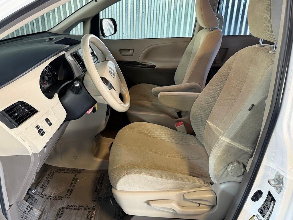 Toyota Sienna FWD 7-Passenger V6 2012