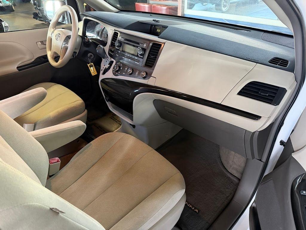 Toyota Sienna FWD 7-Passenger V6 2012