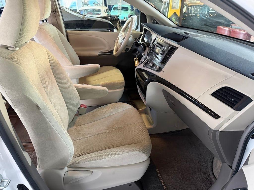Toyota Sienna FWD 7-Passenger V6 2012