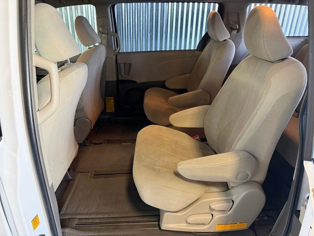 Toyota Sienna FWD 7-Passenger V6 2012