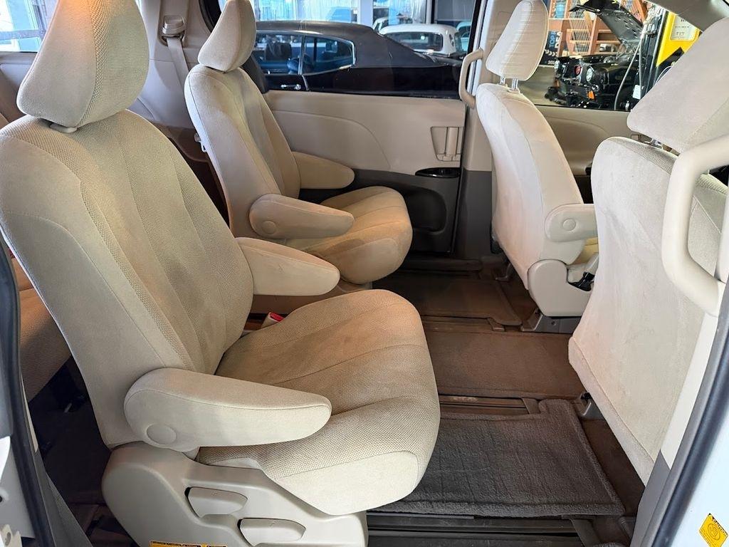 Toyota Sienna FWD 7-Passenger V6 2012