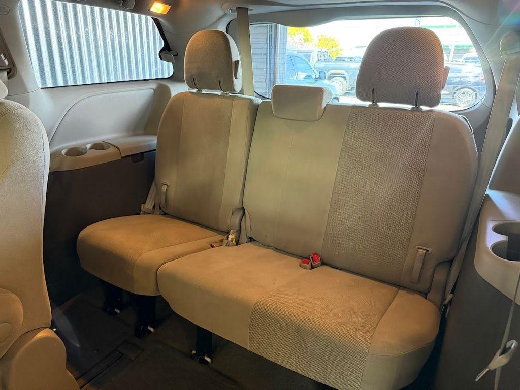 Toyota Sienna FWD 7-Passenger V6 2012