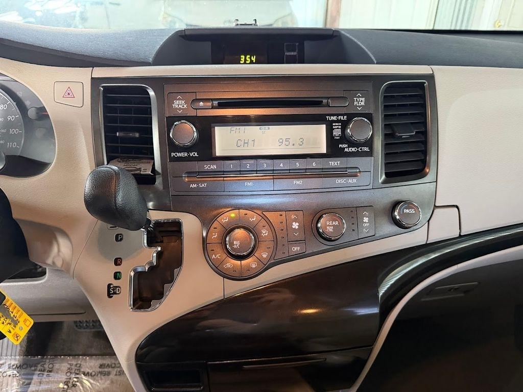 Toyota Sienna FWD 7-Passenger V6 2012