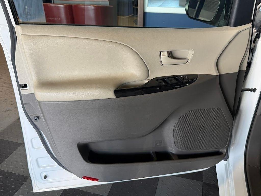 Toyota Sienna FWD 7-Passenger V6 2012