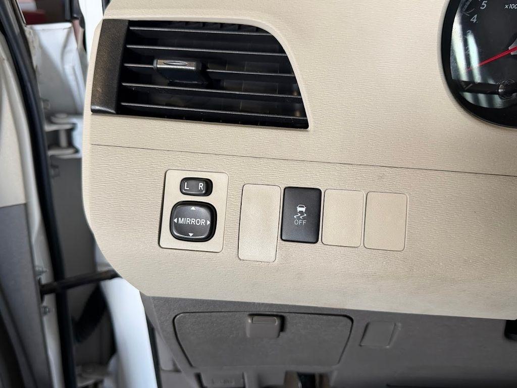 Toyota Sienna FWD 7-Passenger V6 2012