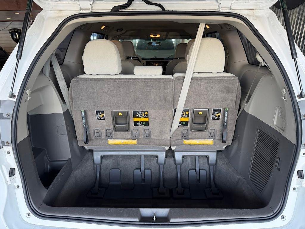 Toyota Sienna FWD 7-Passenger V6 2012