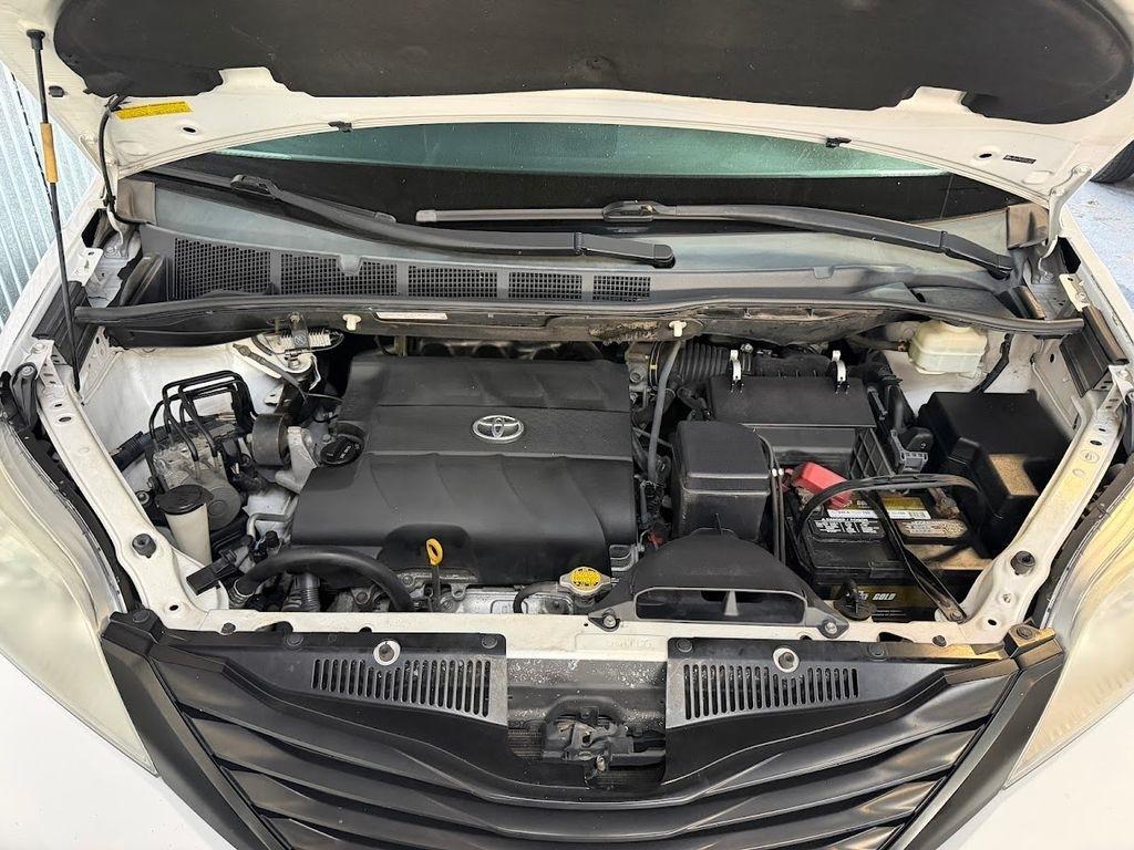 Toyota Sienna FWD 7-Passenger V6 2012