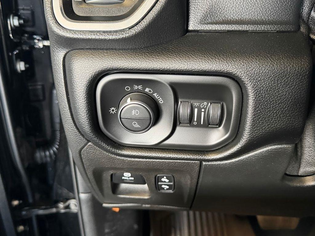 RAM 1500 Laramie Crew Cab SWB 4WD 2021