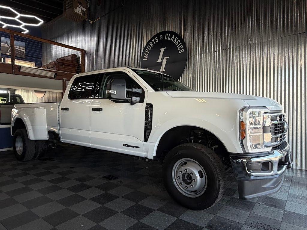 Ford F-350 SD XLT Crew Cab Long Bed DRW 4WD 2025