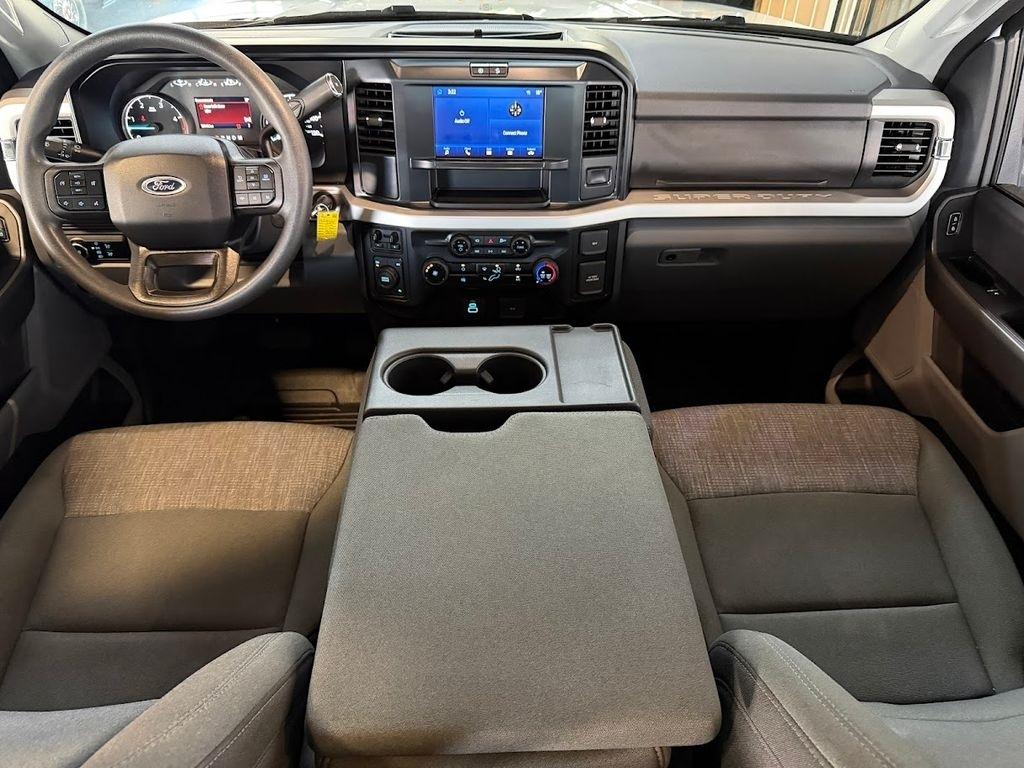 Ford F-350 SD XLT Crew Cab Long Bed DRW 4WD 2025