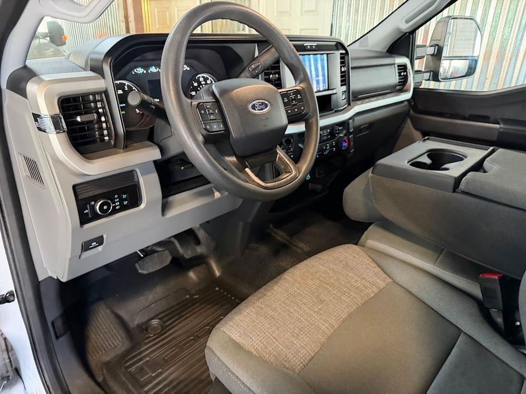 Ford F-350 SD XLT Crew Cab Long Bed DRW 4WD 2025