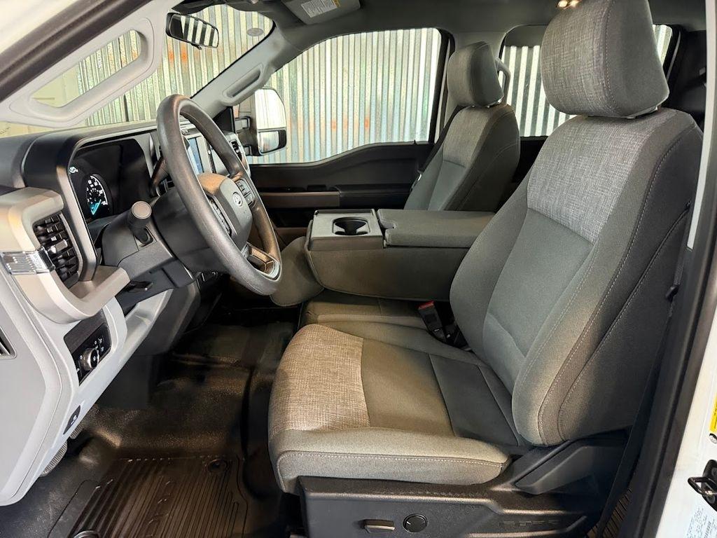 Ford F-350 SD XLT Crew Cab Long Bed DRW 4WD 2025